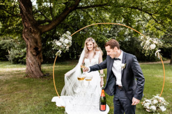 Fotografie & Dekorahmen: Verena Prinz Konzept und Planung: Thorel Events, e.U. & Verena Prinz Photography Hochzeitsplanung: Thorel Events, e.U. @thorel_weddings_events
Photography @verenaprinzphotography Modelpaar: Stephanie @berriebeff & Lukas
Location: P