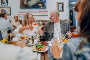 bh_innen_Freundetreffen_2anstoßen