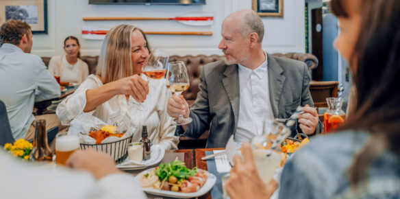 bh_innen_Freundetreffen_2anstoßen