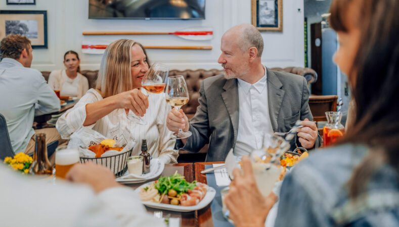 bh_innen_Freundetreffen_2anstoßen