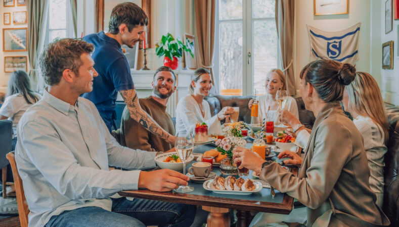 bh_innen_kleingruppe_servieren