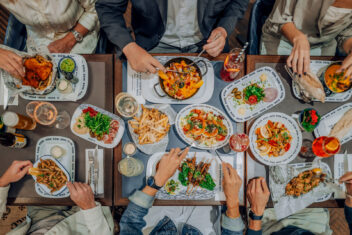 bh_innen_vollerTisch_vonoben