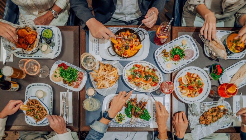 bh_innen_vollerTisch_vonoben