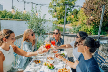 bh_steg_kleingruppe_anstossen