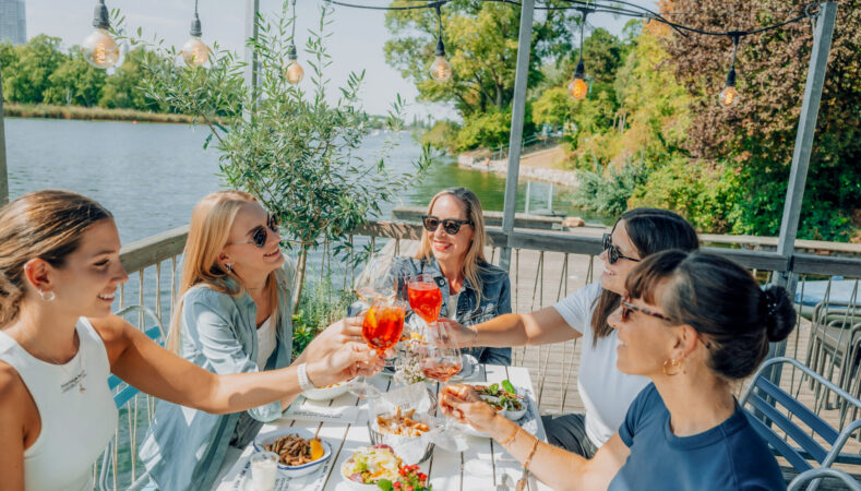 bh_steg_kleingruppe_anstossen