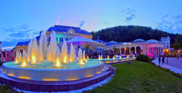 CCB Terrasse mit Brunnen Sommer