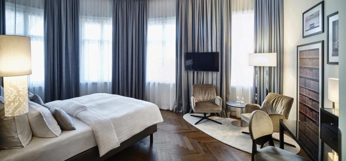 Deluxe_room_01