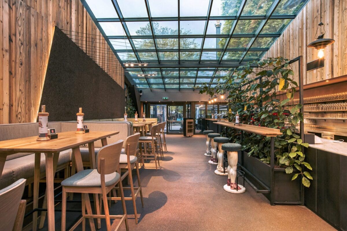 Hochtische Richtung Eingang