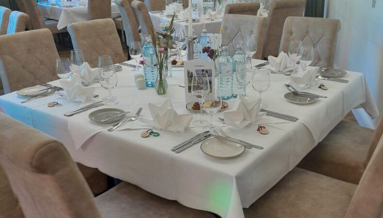Hochzeit eckige Tische