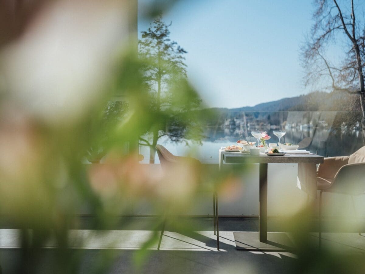 Image_Frstk_Balkon_See(c)PetraNestelbacher