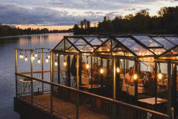 landtmanndasbootshaus_glashaeuser_abend_fc_landtmanndasbootshaus