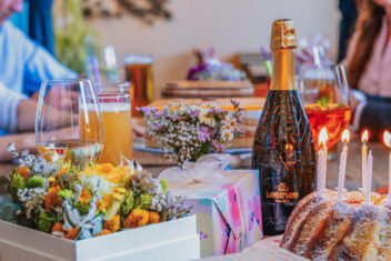 napo_geburtstag_guglhupf_kerzen_prosecco_geschenk
