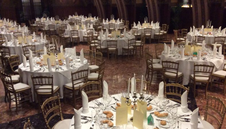Rittersaal mit runden Tischen