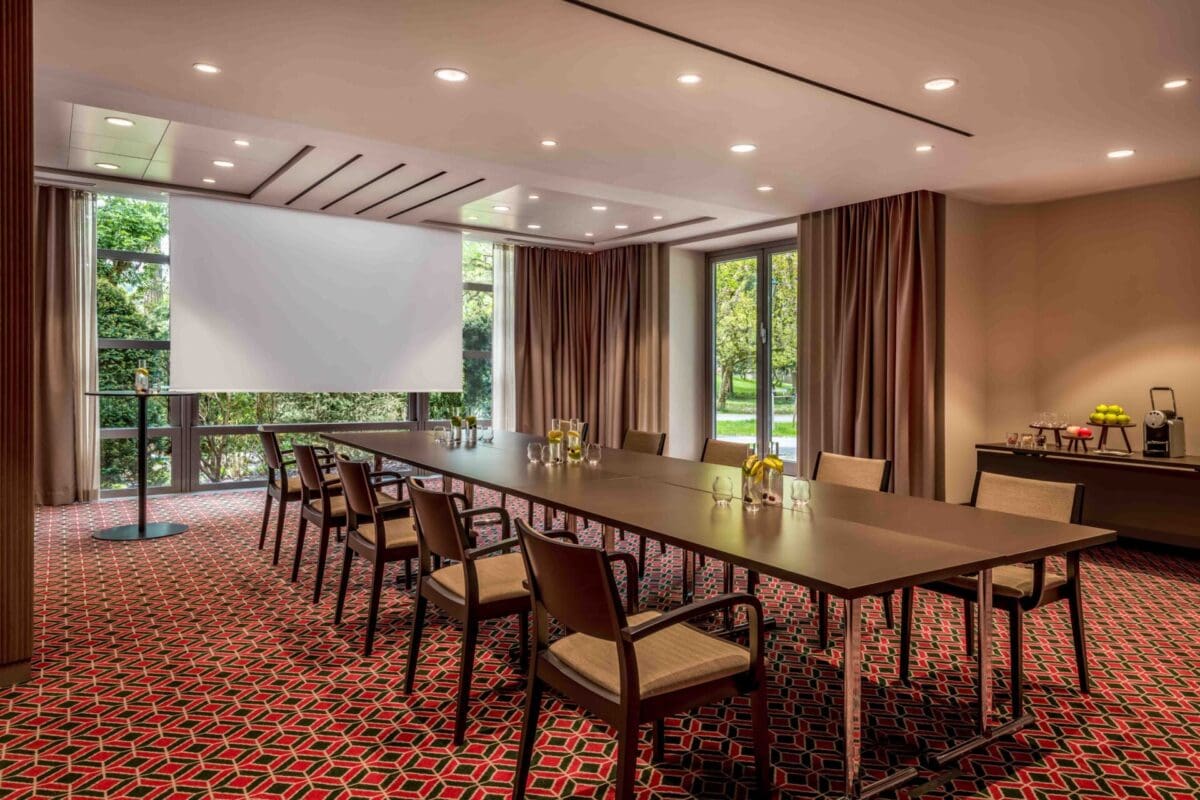 SHE_SZGSI_Salon Mozart_Meeting_Room_Board Set up with screen