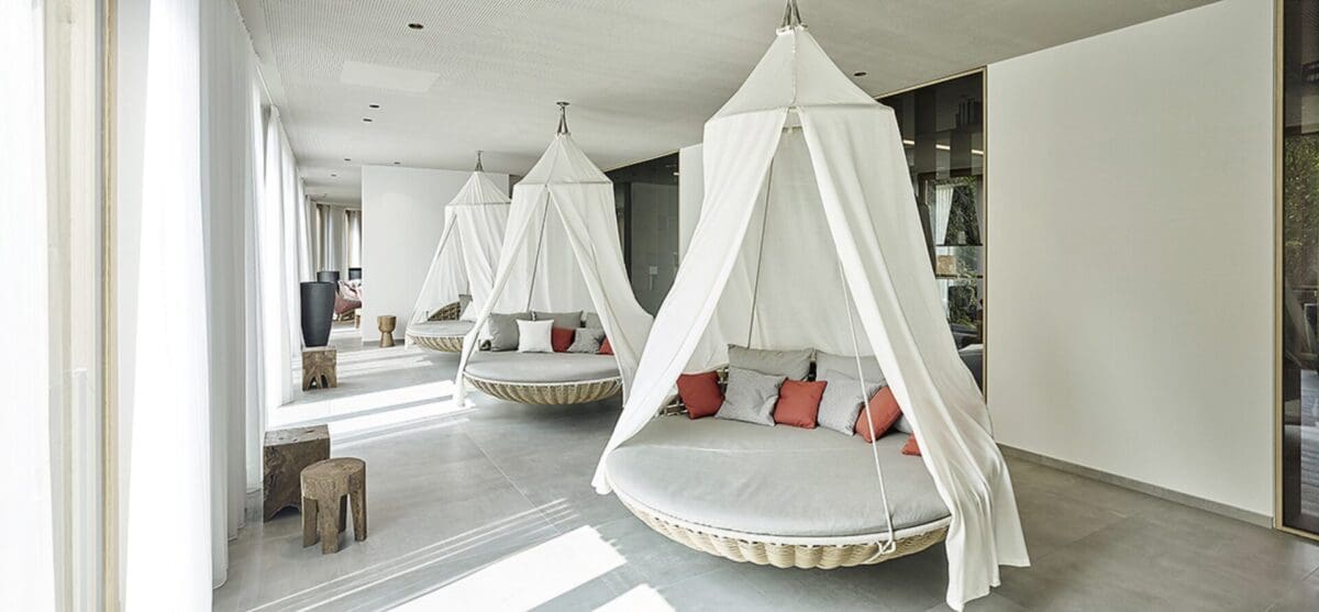SHR_Krems_spa_hangingchairs (1)