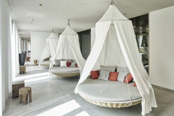 SHR_Krems_spa_hangingchairs (1)
