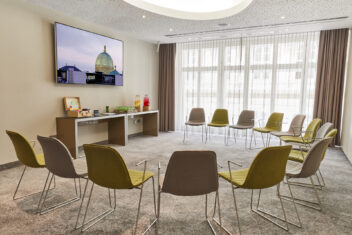 Werfel_Circle_of_chairs_01_websize