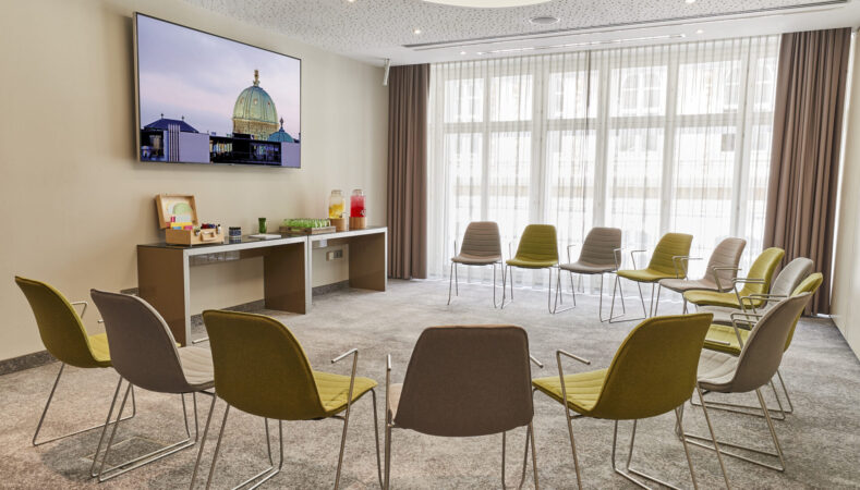 Werfel_Circle_of_chairs_01_websize